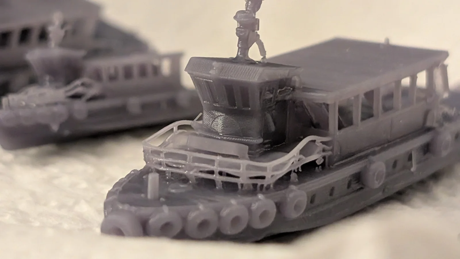 Barcos en miniatura hechos a mano para decorar piezas de resina, en el taller de DCO LABB