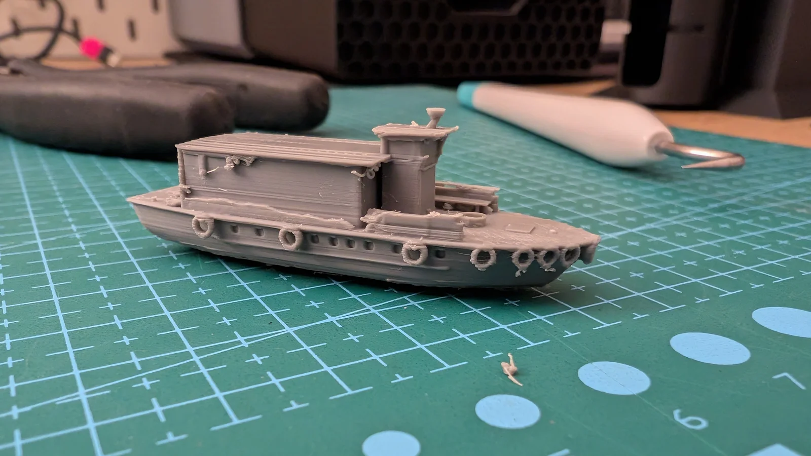 Detalle de un barco en miniatura hecho a mano, en el taller de DCO LABB