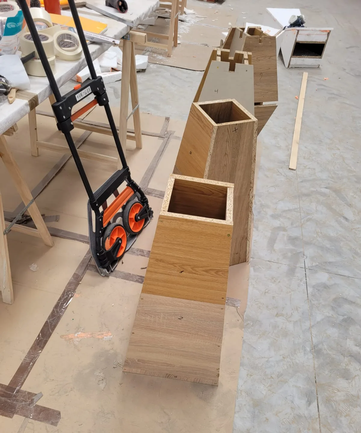 Construcción de bases de mesa en el taller de DCO LABB