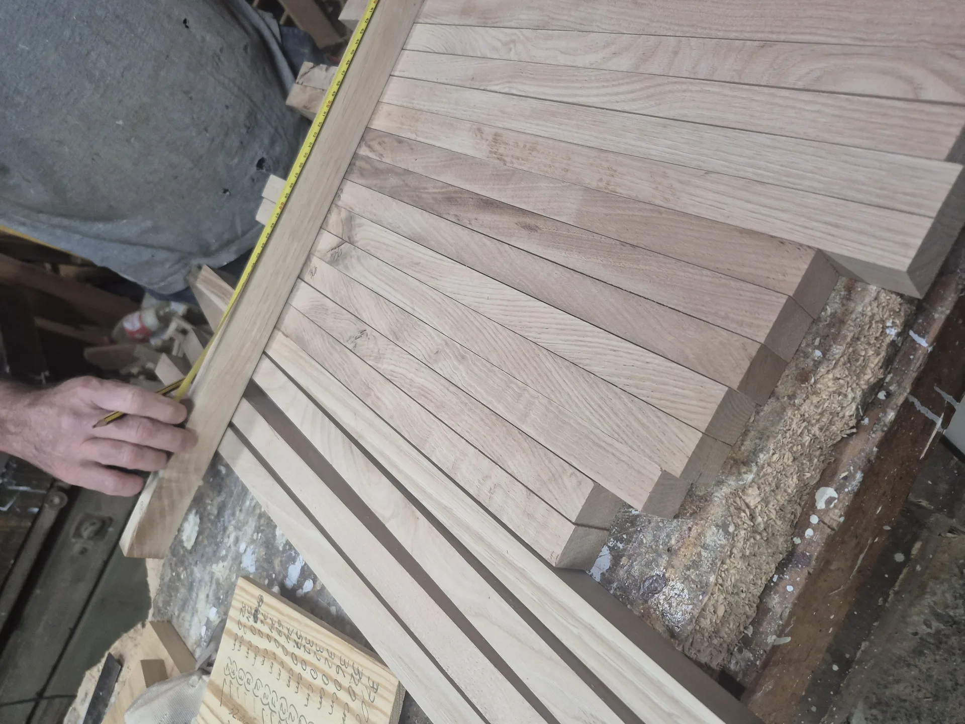 Midiendo y cortando madera en el taller de DCO LABB