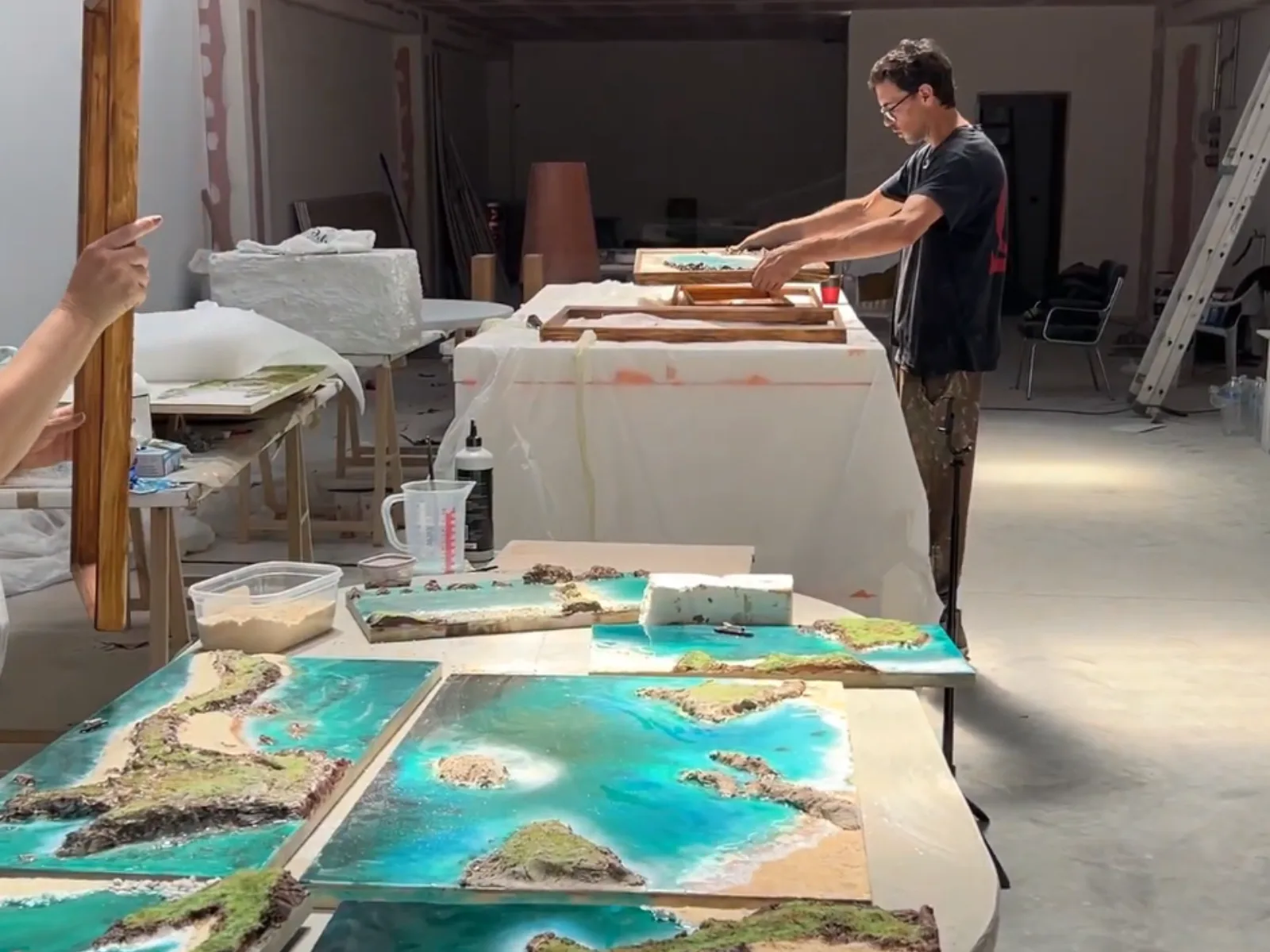 Elaborando piezas de resina en el taller de DCO LABB