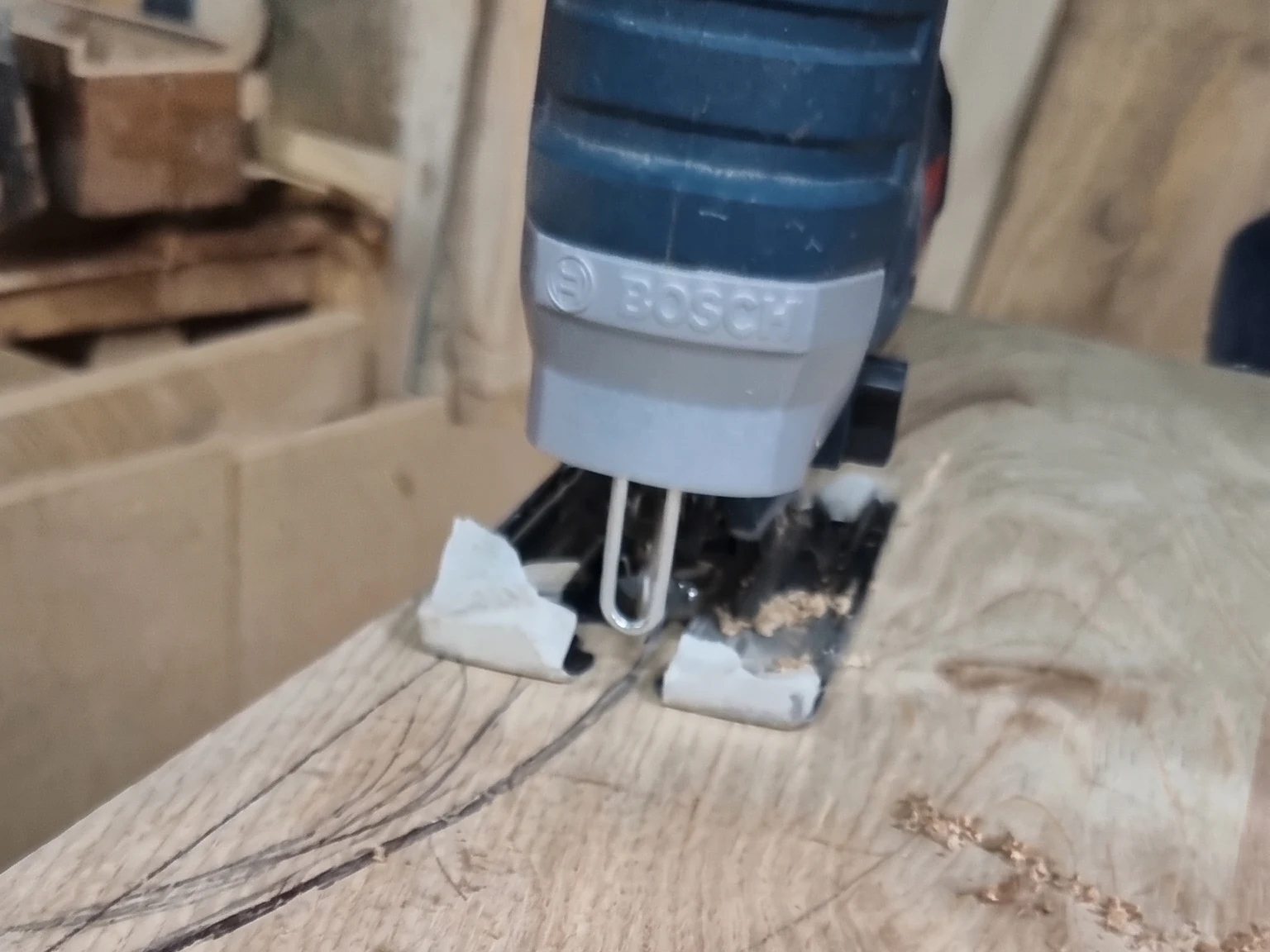 Corte y veta de madera maciza en el taller de DCO LABB